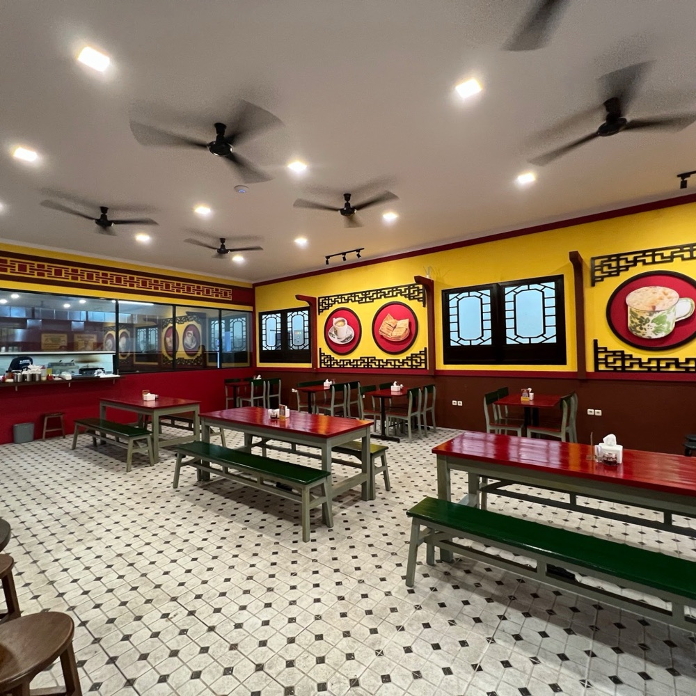 Laoban Kopitiam Kota Wisata — communal bench seating