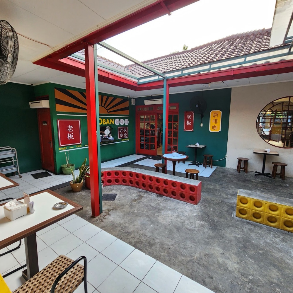 Laoban Kopitiam Tebet — open courtyard seating