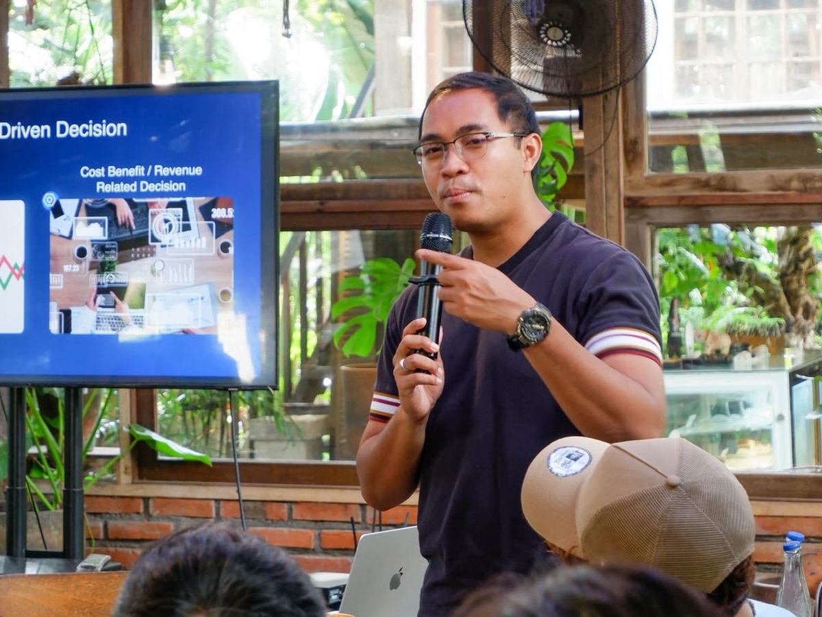 Bisma Adi Putra presenting data-driven decision making at the F&B Masterclass workshop in Bali