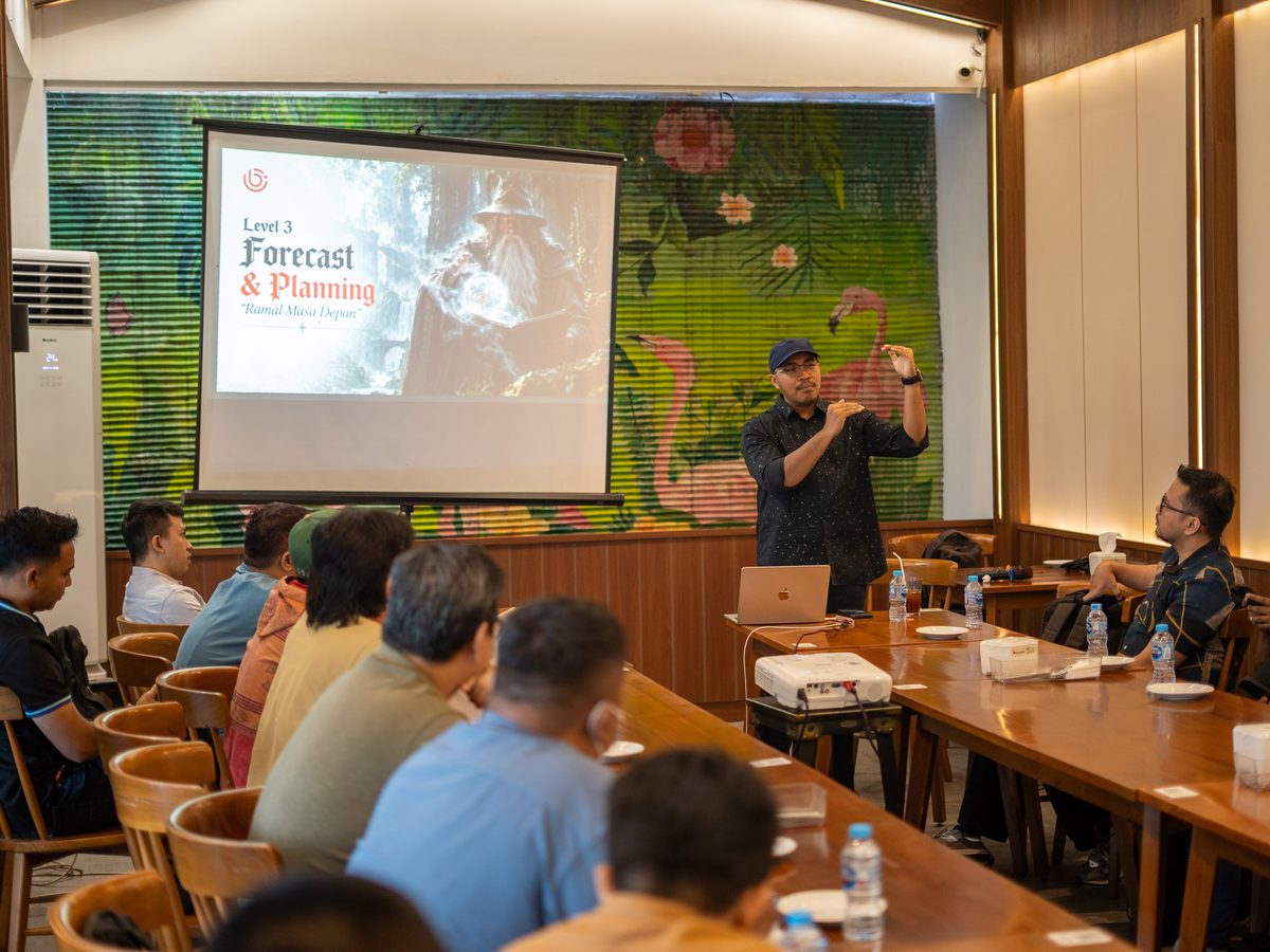 Bisma Adi Putra presenting F&B training class in Semarang, September 2026